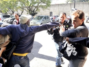 Durante a priso de um dos acusados, um fotgrafo foi agredido por dois homens que o acompanhavam