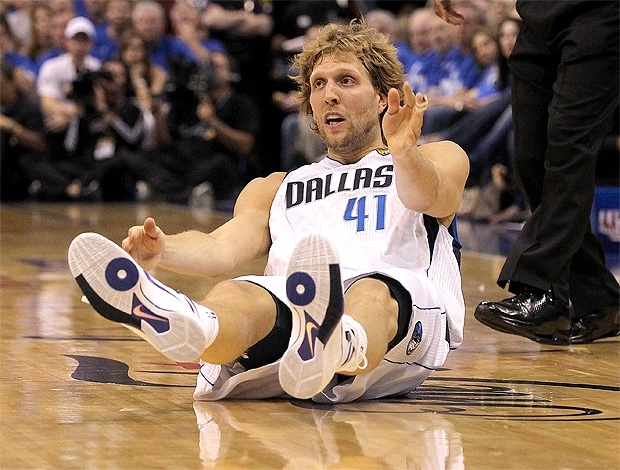 Nowitzki brilhou com 34 pontos, mas desta vez foi o time dele que acabou no cho