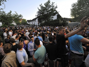 Festa divulgada pelo Facebook re�ne mais de 1.500 pessoas na Alemanha