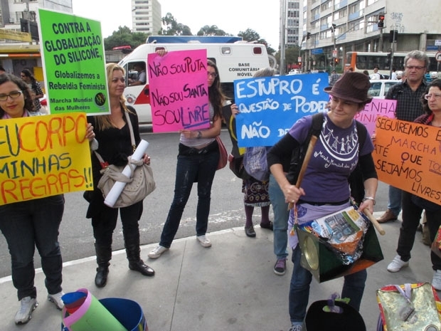 faixas e cartazes, mulheres se concentram para a Marcha das Vadias na Avenida Paulista