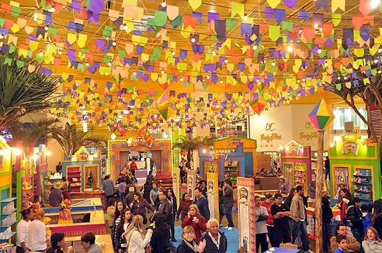 Comea a temporada de festas juninas. Na foto, o arraial do shopping Center Norte, com barracas de comidas tpicas