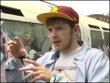 Harry Yeff diz ter ficado surpreso com o tamanho da prpria lngua