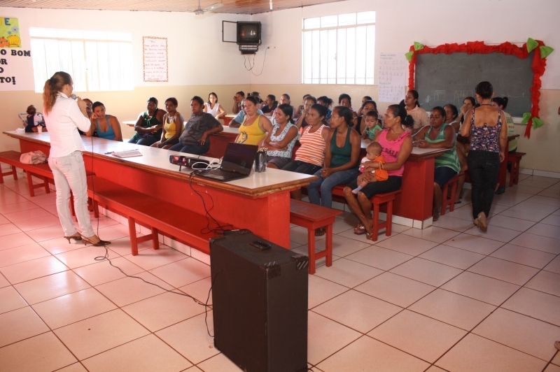 Mes participam semanalmente de reunies com palestras que debatem temas diversos de interesse das familias.