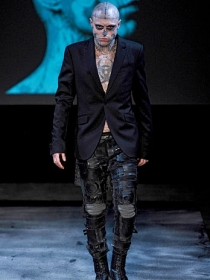 Fora das passarelas, o modelo Rick Genest contracenou com Lady Gaga no clipe 