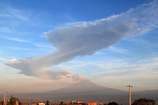 Coluna de fuma�a sai do vulc�o Popocatepetl, no M�xico, e sobe a at� 3 quil�metros de altura
