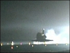 O �nibus espacial Endeavour fez seu �ltimo pouso na madrugada desta quarta-feira.