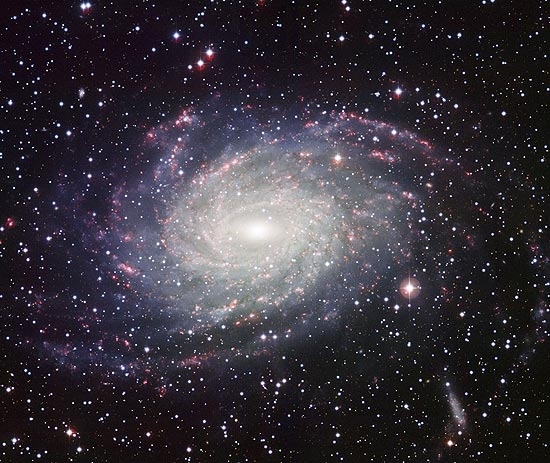 Galxia espiral NGC 6744 tem praticamente o dobro do dimetro de 100 mil anos-luz da Via Lctea