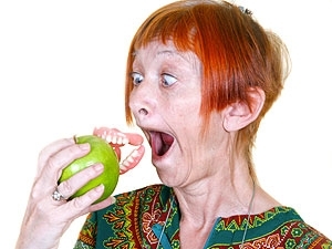 A velhinha � (denta)dura na queda!