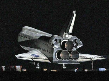 Endeavour, pouco ap�s aterrissar no Centro Espacial Kennedy, em Cabo Canaveral.