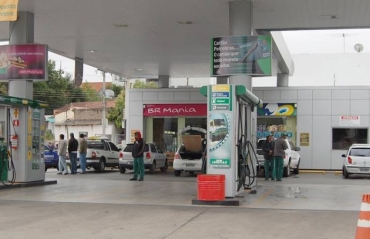 Bandidos chegaram a p e fugiram em um carro estacionado nas proximidades