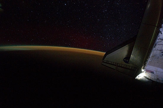 mage tirada por astronautas quando o nibus espacial Endeavour ainda se encontrada acoplado  ISS
