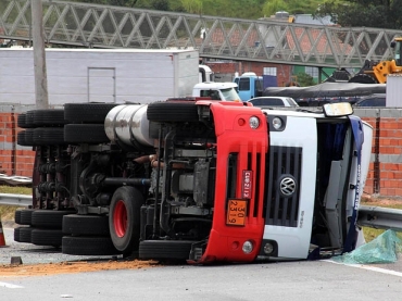 Carreta com carga perigosa interditou trecho oeste do Rodoanel por quase 3 horas na Grande SP