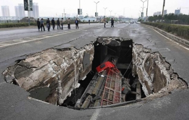 Caminho foi engolido por buraco em Changchun.