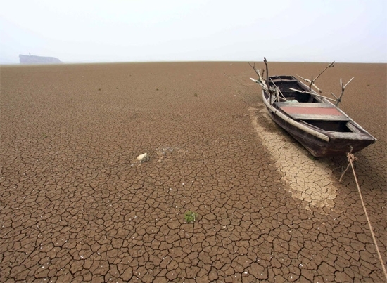 Barco no Lago Poyang completamente seco, na provncia chinesa de Jiangxi