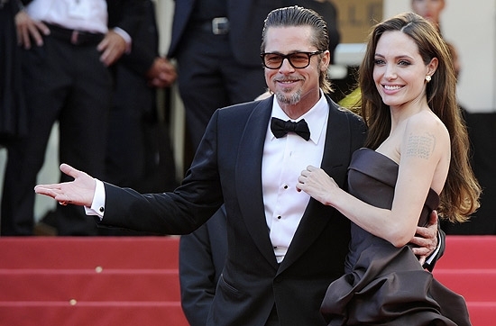 Brad Pitt e Angelina Jolie passam pelo tapete vermelho de Cannes para exibio de 