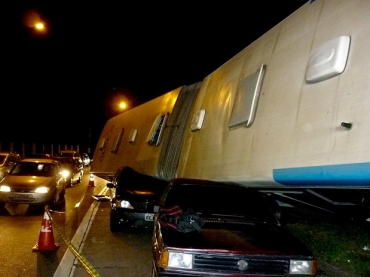 �nibus virou sobre dois carros na Av. Senador Teot�nio Vilela