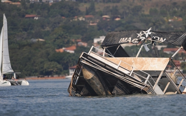 Bombeiros conseguem mover um pouco mais a proa do barco naufragado no Lago Parano, em Braslia