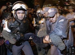 Dois manifestantes foram detidos aps chutarem um carro da Rede Globo de Televiso durante a Marcha da Liberdade