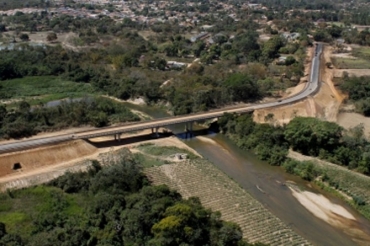 Ponte construida ajuda no acesso � comunidade S�o Gon�alo Beira Rio