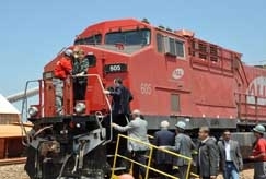 Em inaugurao da Ferrovia Senador Vicente Vuolo, Dilma Rousseff recebeu desafio de Silval Barbosa de estender trilhos