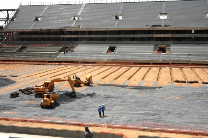 Campo de futebol: terraplanagem e drenagem esto em andamento
