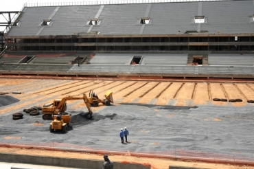 Campo de futebol: terraplanagem e drenagem esto em andamento