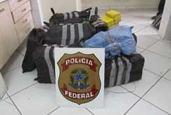 Tabletes com o entorpecente seriam colocados dentro de uma caminhonete que tambm foi apreendida pelos agentes da PF