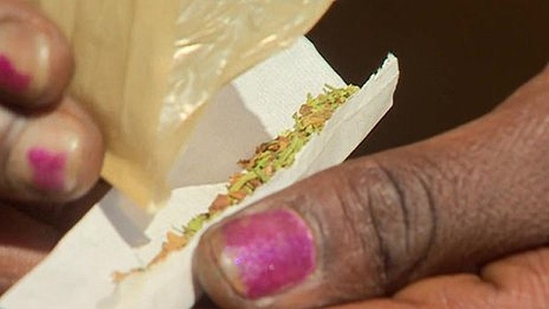 Em forma de p, nova droga chamada nyaope  fumada em cigarros e misturada com maconha