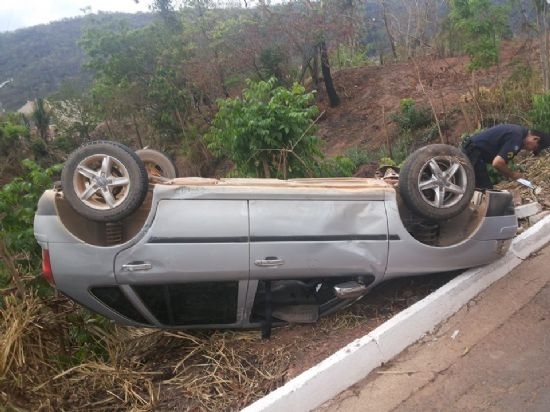 Carro capotou em ladeira na cidade de Barra do Garas (MT)