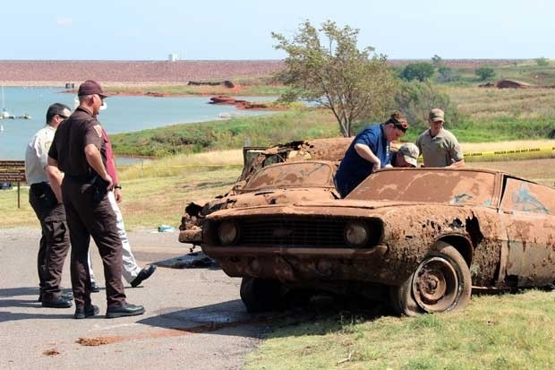 Veculos foram resgatados na tera-feira (17) de um lago em Oklahoma, nos EUA