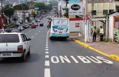 Faixa exclusiva foi instalada na avenida Isaac Pvoas, no centro de Cuiab, e um estudo  realizado para implantao do