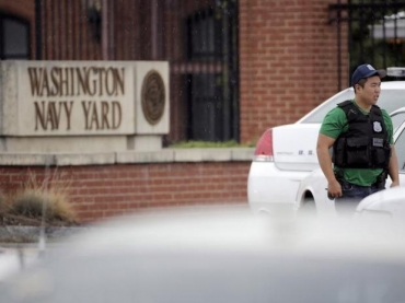 Membro das foras de segurana dos EUA guarda os arredores da base naval em Washington