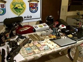 PM apreendeu armas, munies e R$ 40 mil com os adolescentes