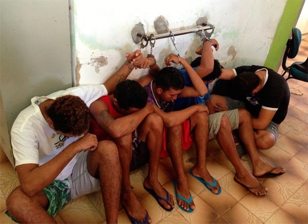 Presos esto algemados  uma barra de ferro na Delegacia Regional de Nova Cruz, no RN