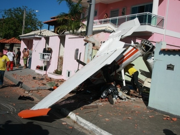 Avio caiu em cima de muro de residncia no Parque Eldorado