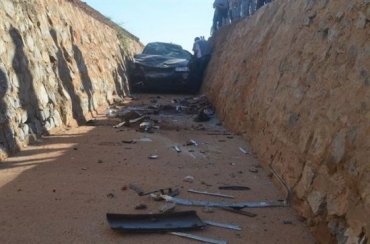 Autom�vel caiu dentro da galeria de �gua pluvial ap�s capotamento e ficou destru�do