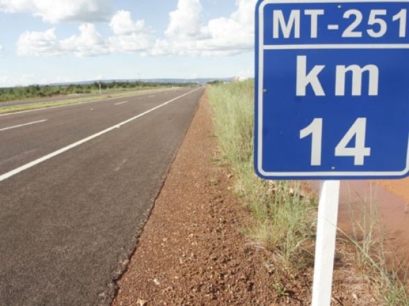Km 14  um dos pontos crticos com asfalto novo derretendo