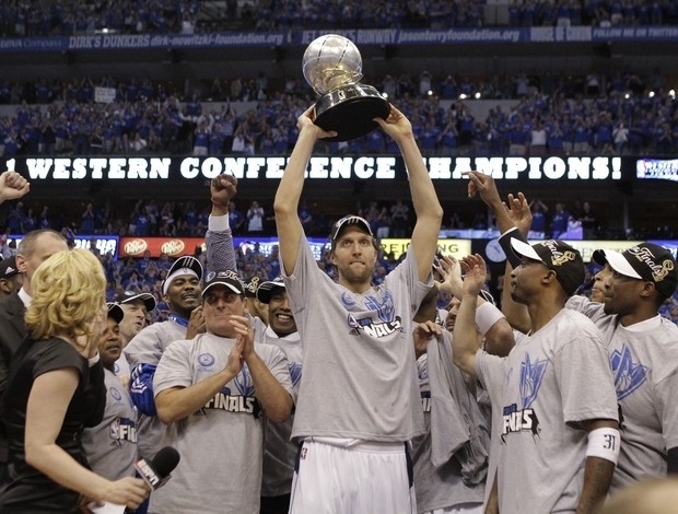 Nowitzki ergue o trof�u de campe�o da Confer�ncia Oeste