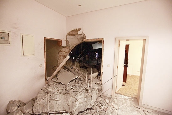 Governo l�bio levou jornalistas para verificarem danos causados � resid�ncia da fam�lia de Gaddafi