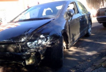 Parte dianteira do Honda Civic ficou parcialmente destruda com as batidas 