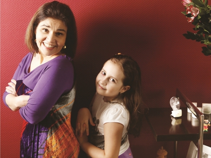 Ao lado da filha, Iza, de nove anos, Cl�udia Rodrigues, em tratamento h� um ano e tr�s meses contra a esclerose m�ltipla