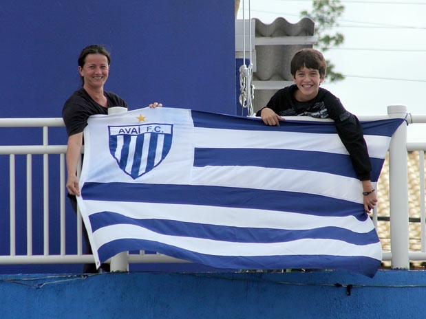 Na expectativa pela vaga na final da Copa do Brasil, torcida do Ava enfeitou casas e saiu s ruas uniformizada