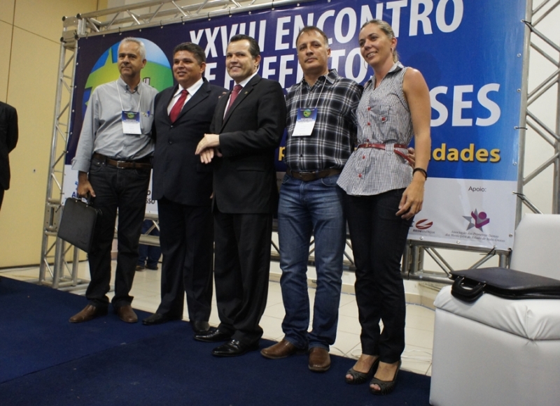 Prefeito Juviano Lincoln e a primeira-dama estiveram com o governador Silval Barbosa durante Encontro em Cuiab