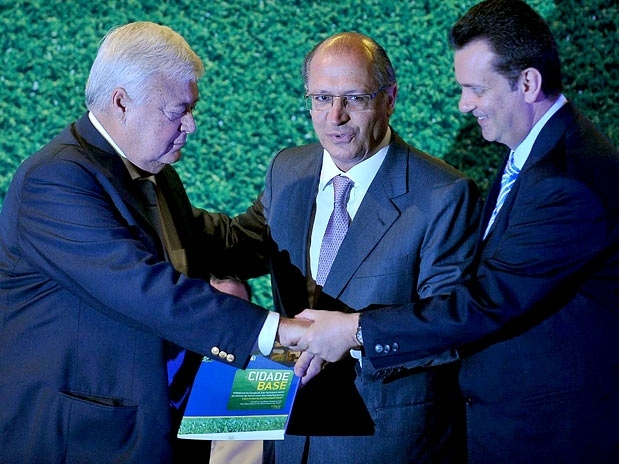 Gastos de So Paulo, do governador Geraldo Alckmin (C) e do prefeito Gilberto Kassab (E), superam R$ 5 bi