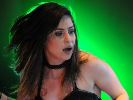 A roqueira baiana Pitty releu em seu novo trabalho o sucesso Se Voc� Pensa, de Roberto Carlos