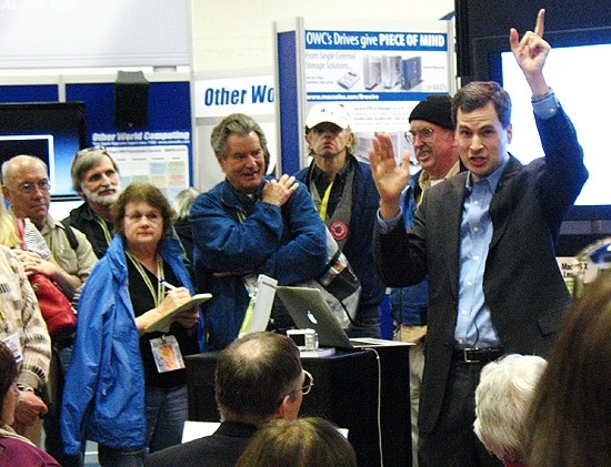 David Pogue (de bra�os levantados) durante palestra na feira Macworld, em San Francisco