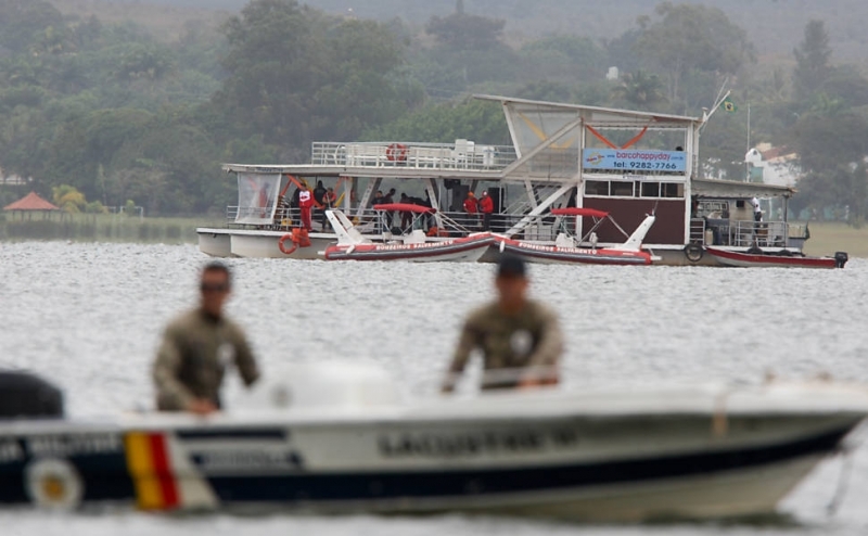 Equipes fazem buscas por desaparecidos aps naufrgio de barco com mais de cem pessoas no lago Parano