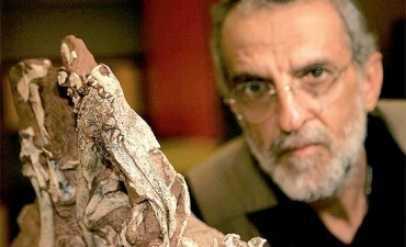 O pesquisador Vicente de Paula Antunes Teixeira em foto tirada ao lado do crnio do paleocrocodilo