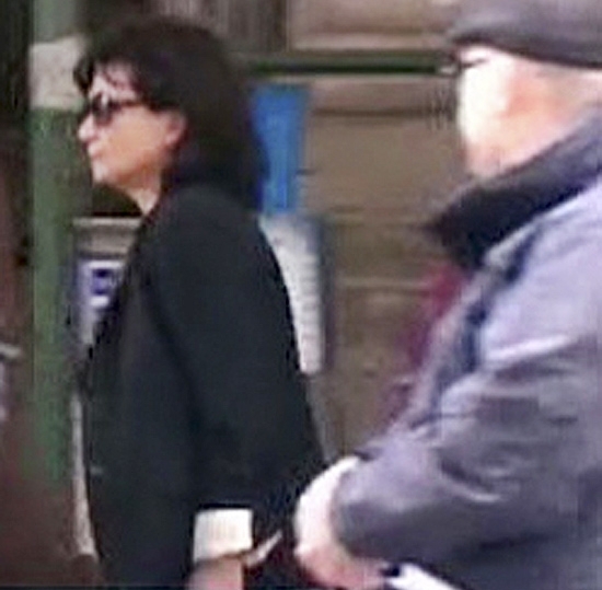 Anne Sinclair no momento em que deixava o apartamento onde Strauss-Kahn est� em pris�o domiciliar