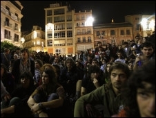 Manifestantes acampados na praa Puerta del Sol, em Madri: protesto contra plano de austeridade do governo